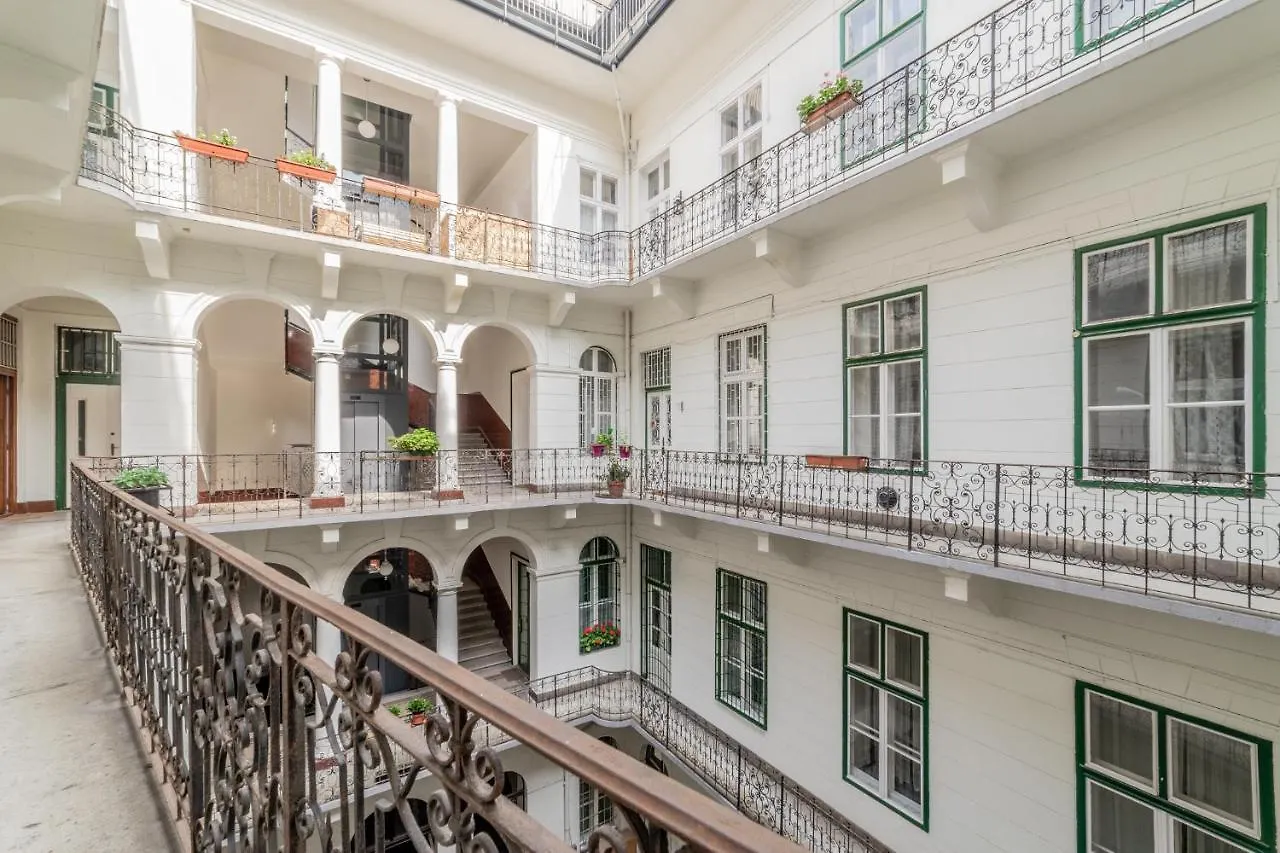 Central Danube 3Br, 2 Bathr Quiet Apt At Market Hall Budapest Apartment